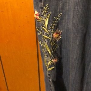 👖CJ Banks embroidered Jeans size 22W